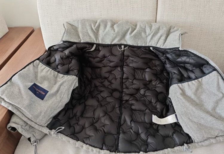 Louis Vuitton Louis Vuitton Show Full Print Embossed Gray Logo Down Jacket Size US M / EU 48-50 / 2 - 4 Thumbnail