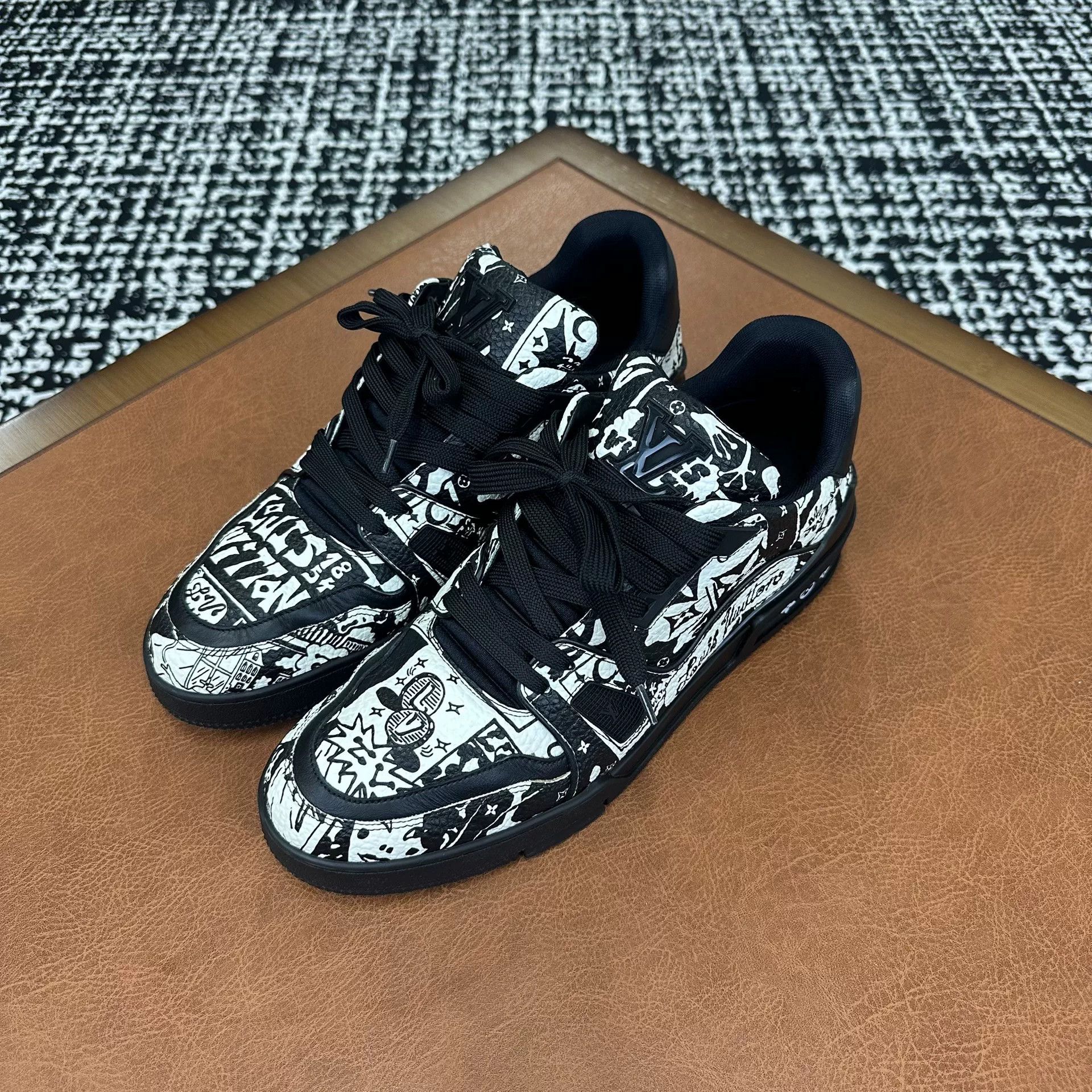 Louis Vuitton Louis Vuitton Training Printed Black Lowtop Sneakers 10 Men Size US 10 / EU 43 - 1 Thumbnail