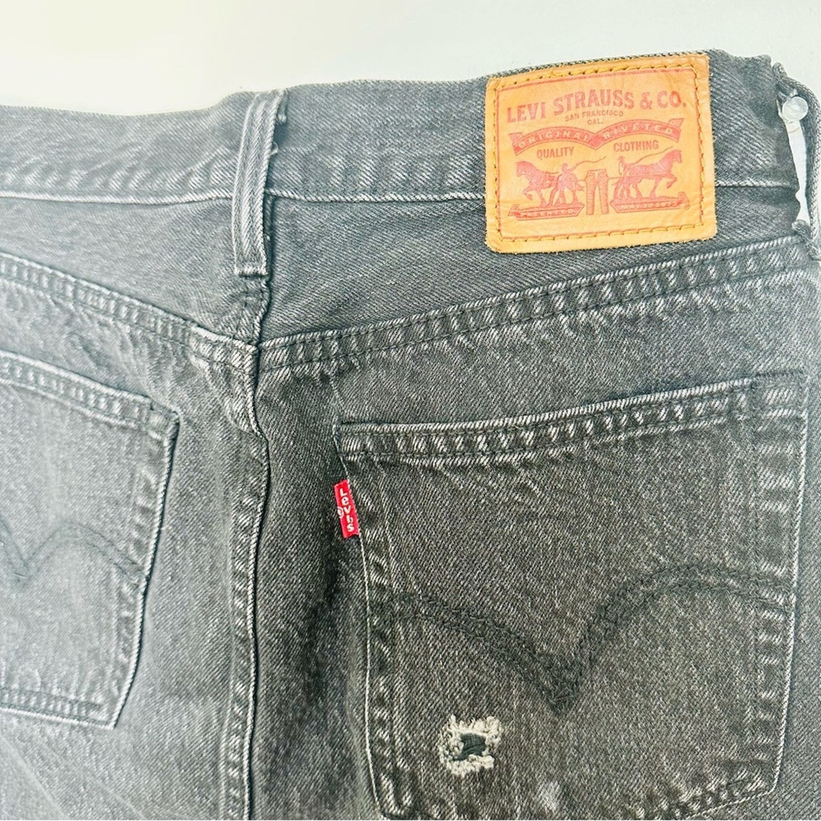 Levi's LEVIS REVOLVE Black Distressed Raw Hem Button Fly Mini Skirt Size 26" / US 2 / IT 38 - 10 Thumbnail