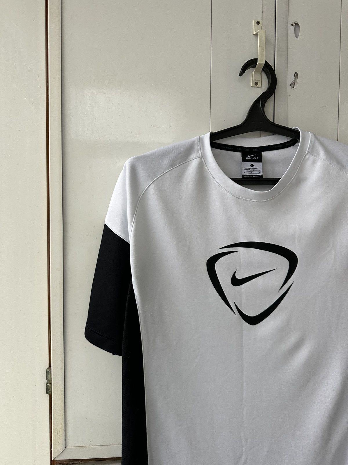 Nike Vintage Nike T-shirt Centre Logo Size US L / EU 52-54 / 3 - 3 Thumbnail