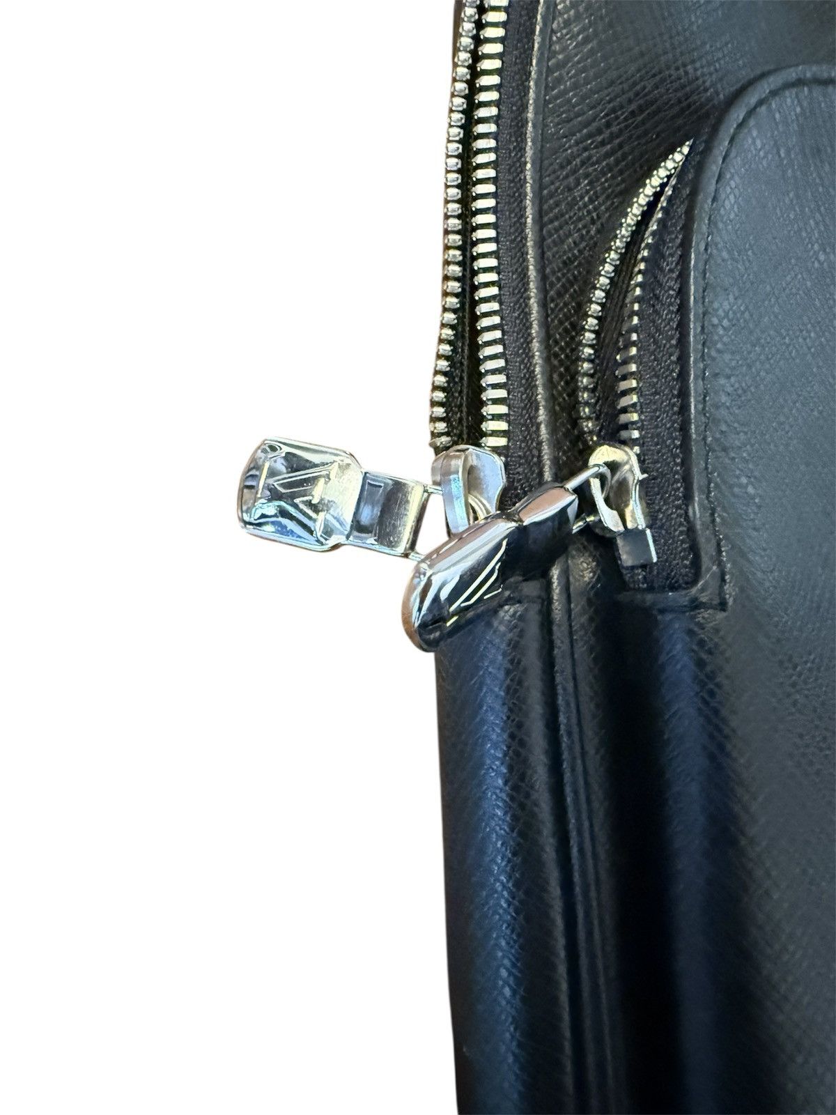 Louis Vuitton Louis Vuitton Avenue Taiga Leather Size ONE SIZE - 4 Thumbnail