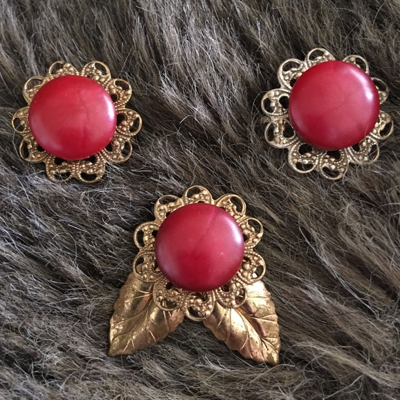 Vintage Vintage 50s red marble bakelite earring brooch set Size ONE SIZE - 1 Thumbnail