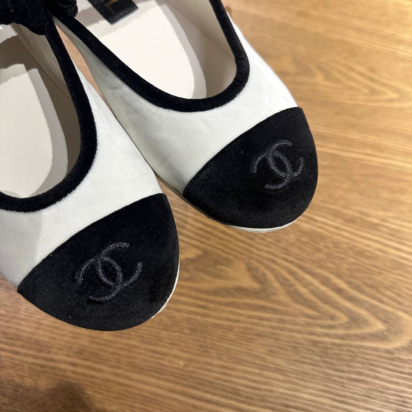 Chanel Chanel Double C velvet Mary Jane flats size 36 Size US 5.5 / IT 35.5 - 9 Thumbnail
