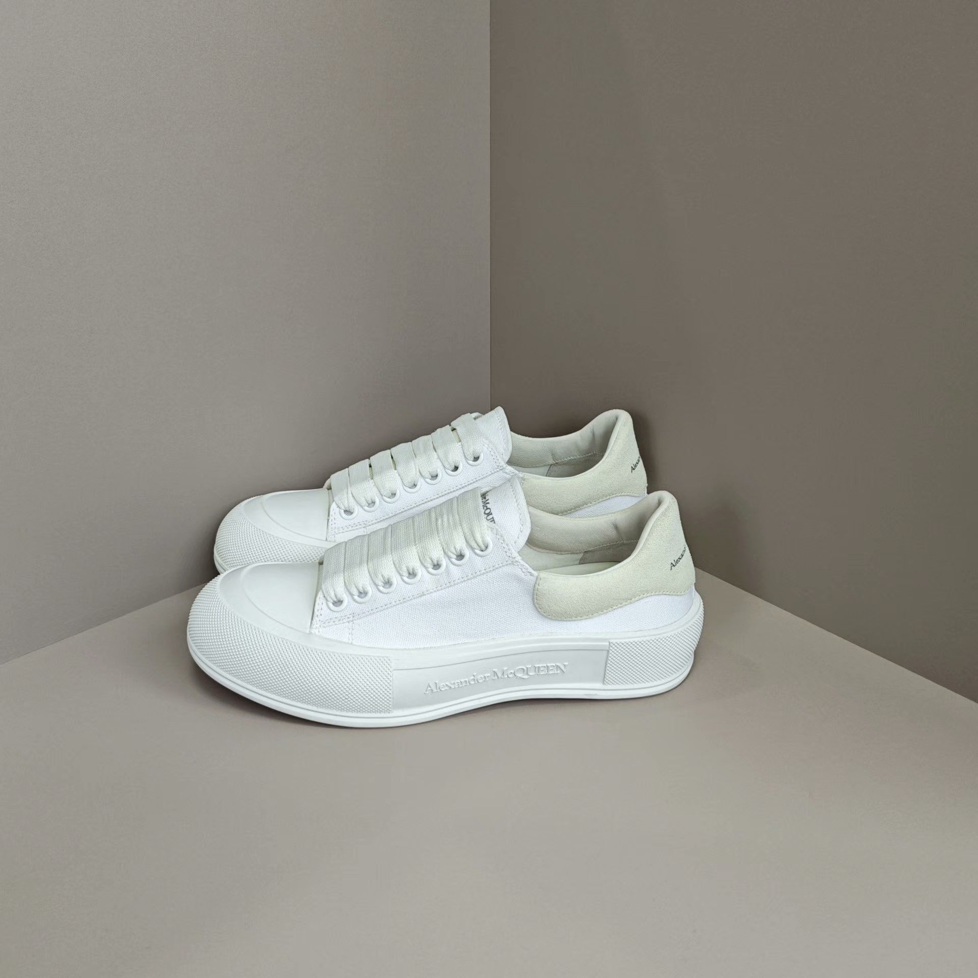 Alexander McQueen Alexander McQueen Lowtop Sneakers 7 Men Size US 7 / EU 40 - 1 Thumbnail