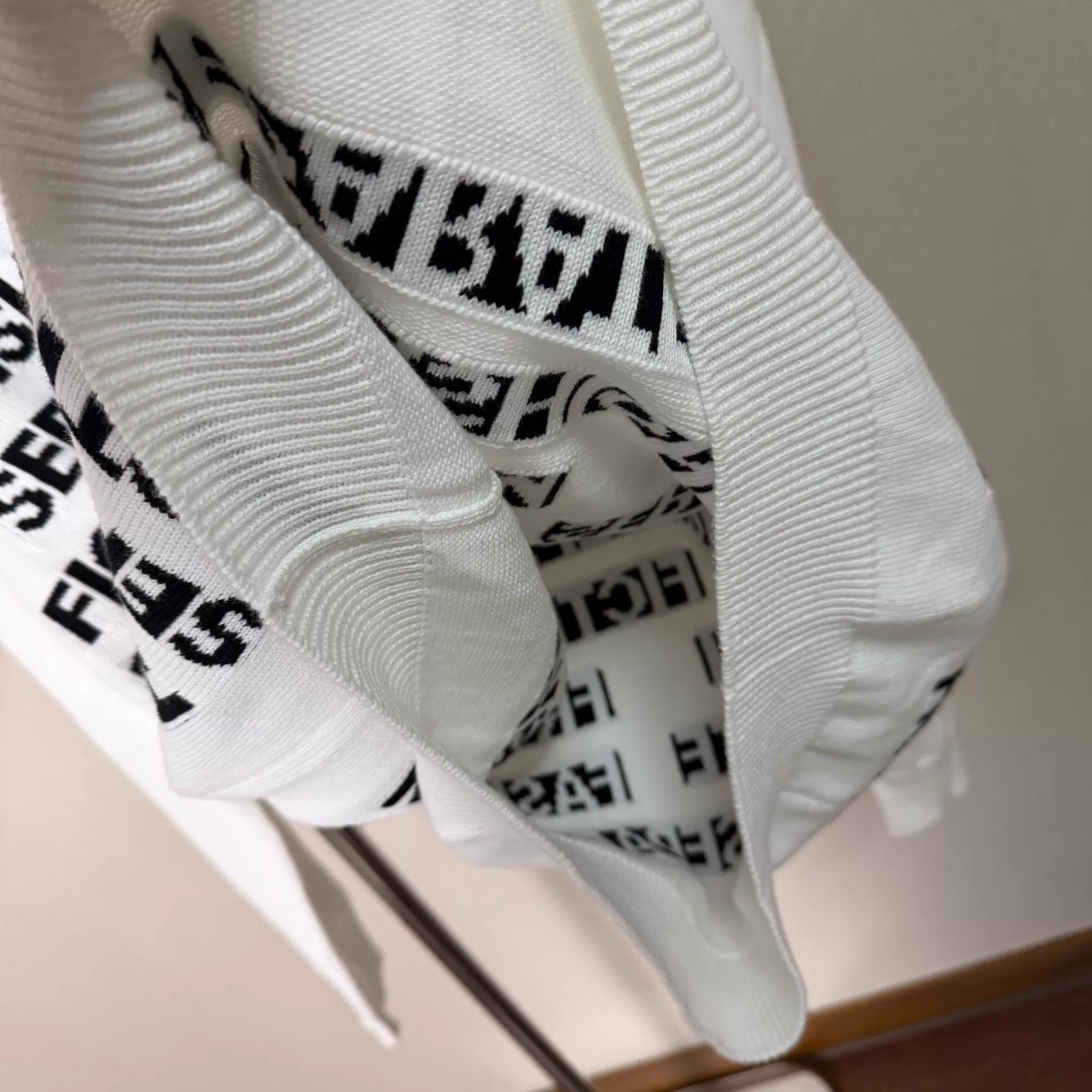 Louis Vuitton LOUIS VUITTON Men's White Monogram Jacquard Pullover Size US XL / EU 56 / 4 - 6 Thumbnail