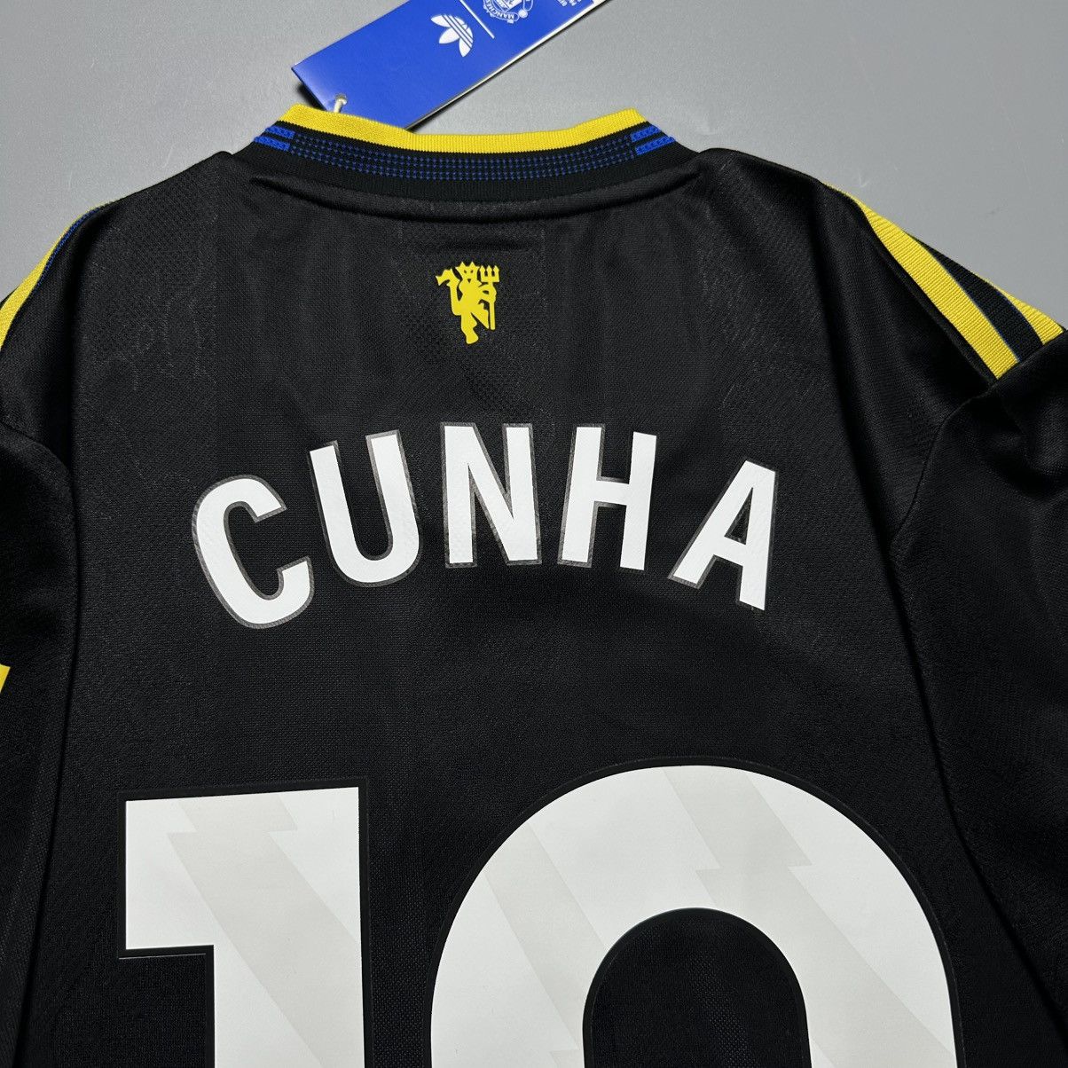 Vintage MAN UNITED ADIDAS 2025/2026 PLAYER ISSUE JERSEY #10 CUNHA Size US M / EU 48-50 / 2 - 11 Thumbnail