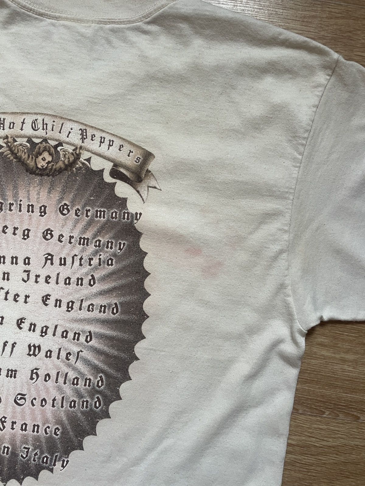 Fruit Of The Loom Vintage 2004 Red Hot Chilli Peppers Tour T Shirt Size L Size US L / EU 52-54 / 3 - 13 Thumbnail