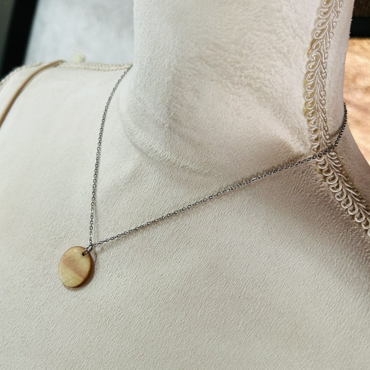 Handmade Handcrafted salvaged vintage mother of pearl disc necklace Size ONE SIZE - 3 Thumbnail