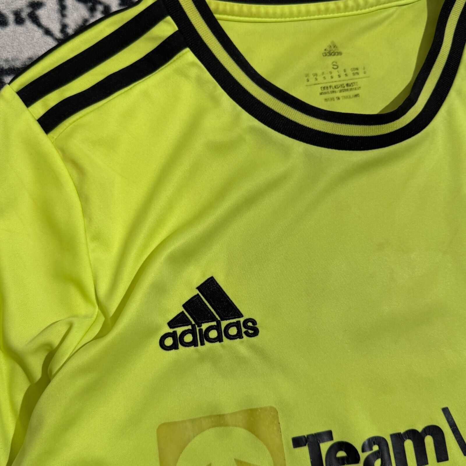 Adidas Vintage Adidas Neon Gren Polyester Jersey Size S Manchester Size US S / EU 44-46 / 1 - 6 Thumbnail
