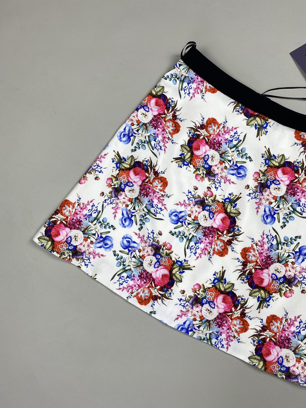 Emanuel Ungaro BNWT! Emanuel Ungaro ladies silk floral patterns skirt Size 27" / US 4 / IT 40 - 19 Thumbnail