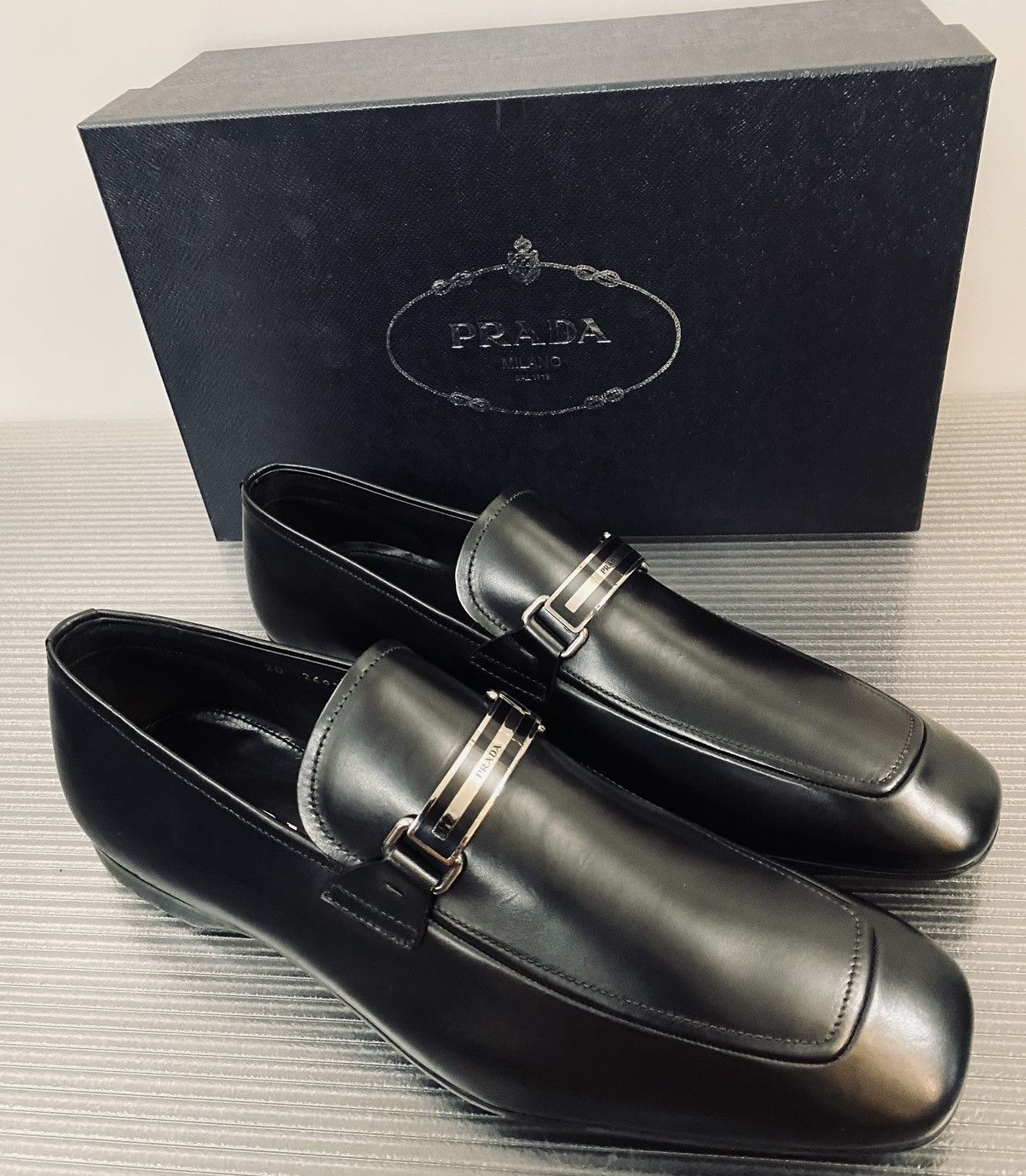 Prada Prada 🇮🇹 Nero smart calf metal logo plate vamp loafer 9.5 NEW Size US 9.5 / EU 42-43 - 14 Thumbnail
