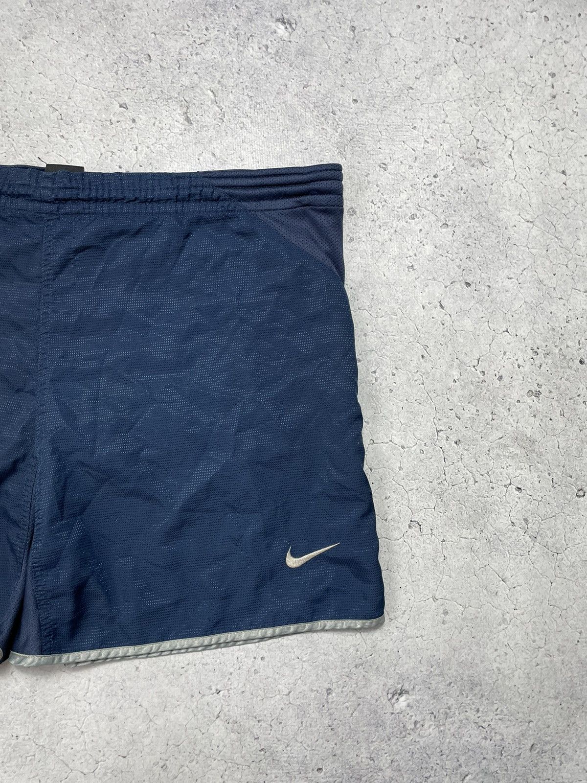 Nike Nike Team F.C Barcelona Vintage 90s Nylon Shorts Size US 32 / EU 48 - 4 Thumbnail