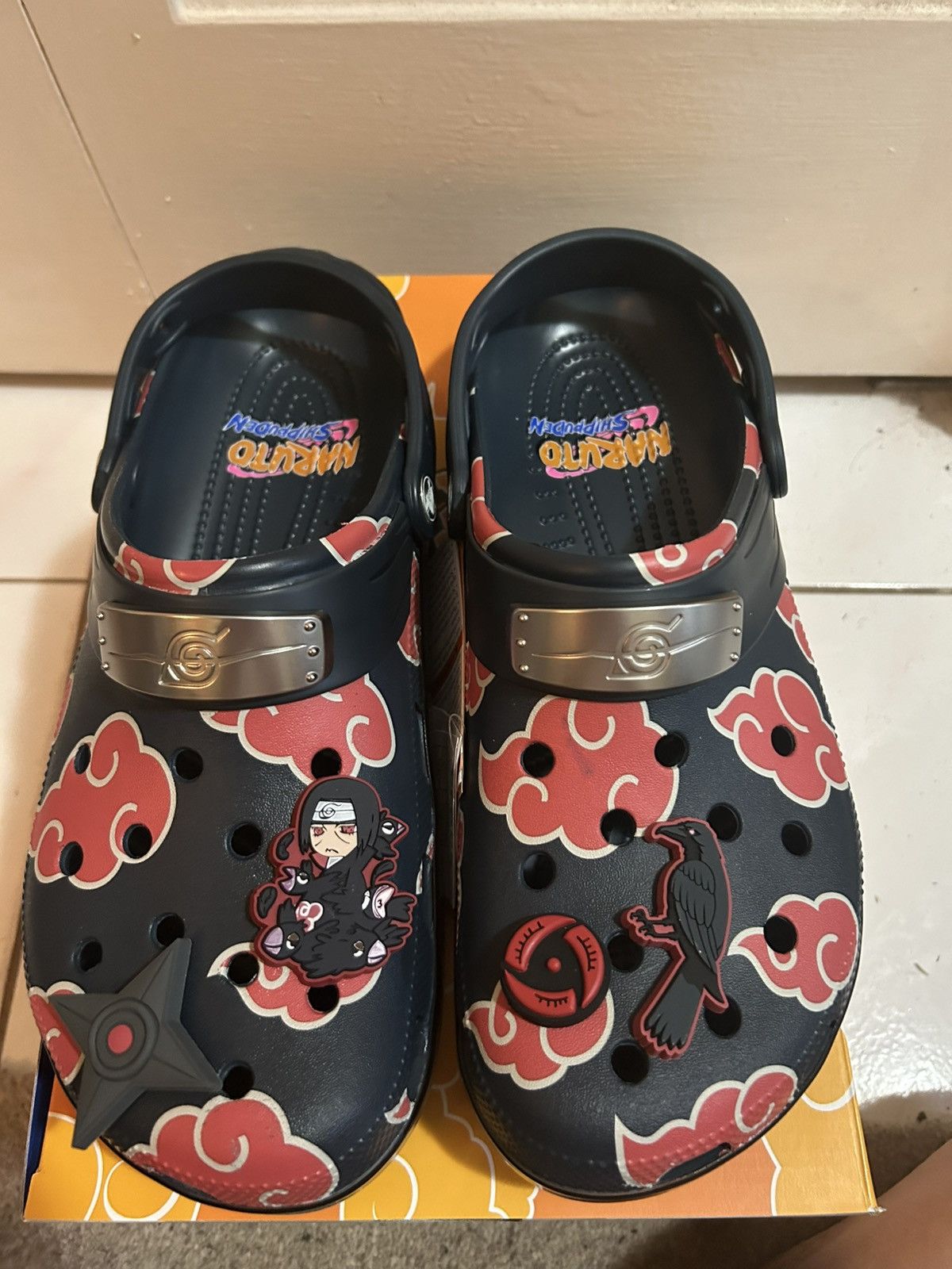 Crocs Naruto x crocs itachi 13M Size US 13 / EU 46 - 2 Thumbnail