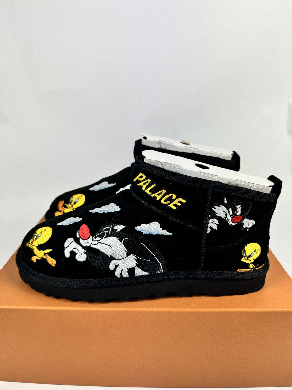 Palace × Ugg LOONEY TUNES UGGS Size US 10 / EU 43 - 4 Thumbnail