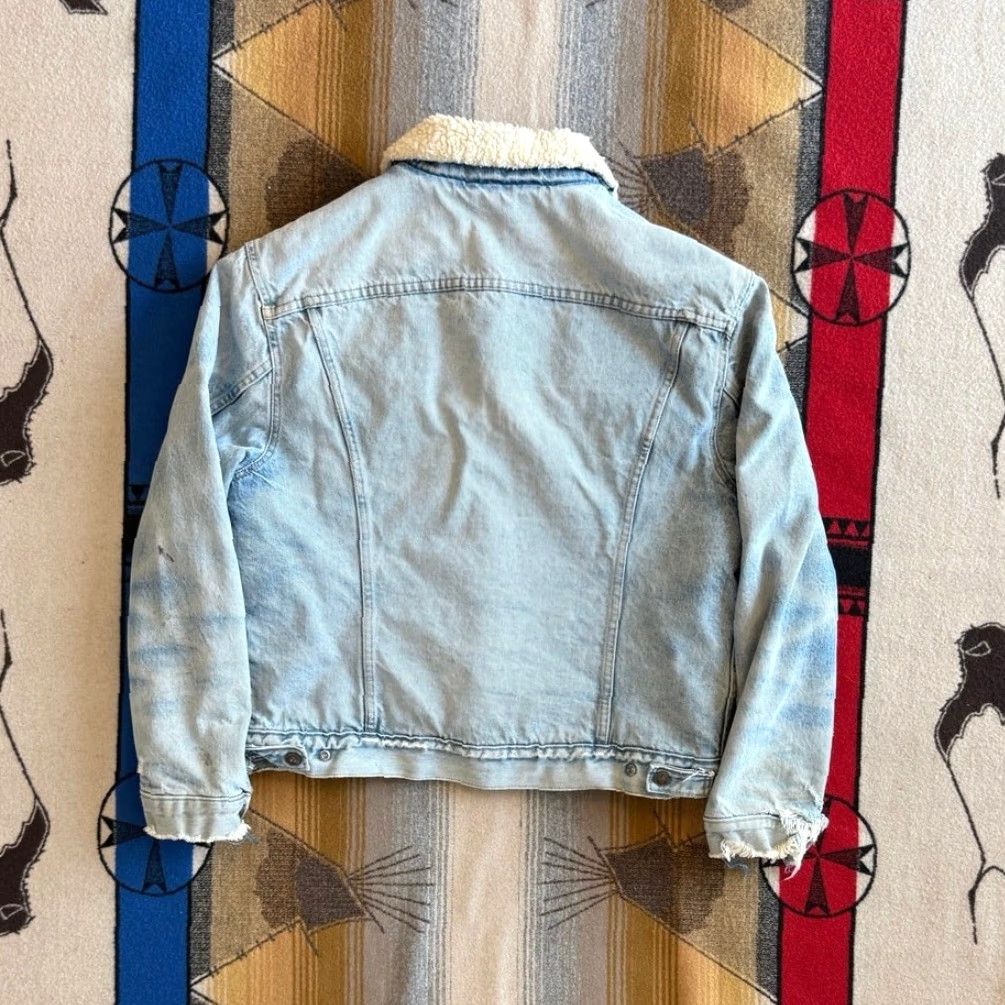 Levi's VINTAGE Levi's Denim Jacket 80s Sherpa Lined Size 46 Blue Distressed Rips Bomber Men Jacket Size US 30 / EU 46 - 2 Thumbnail