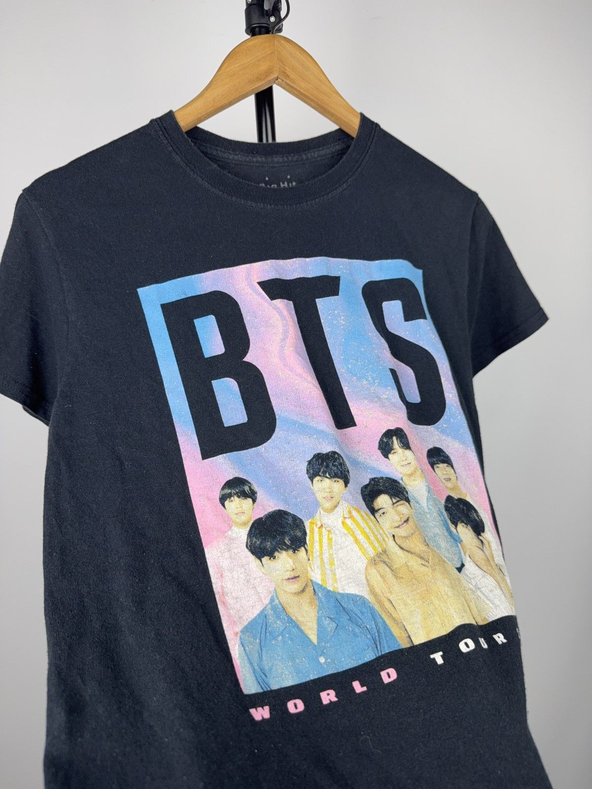 Band Tees 00s BTS World Tour 2019 Official Concert T-Shirt Big Hit Size US S / EU 44-46 / 1 - 3 Thumbnail