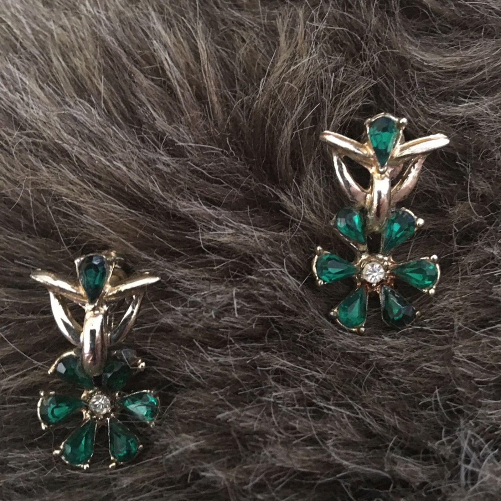 Vintage Vintage 50s gold tone emerald screw back earrings Size ONE SIZE - 1 Thumbnail