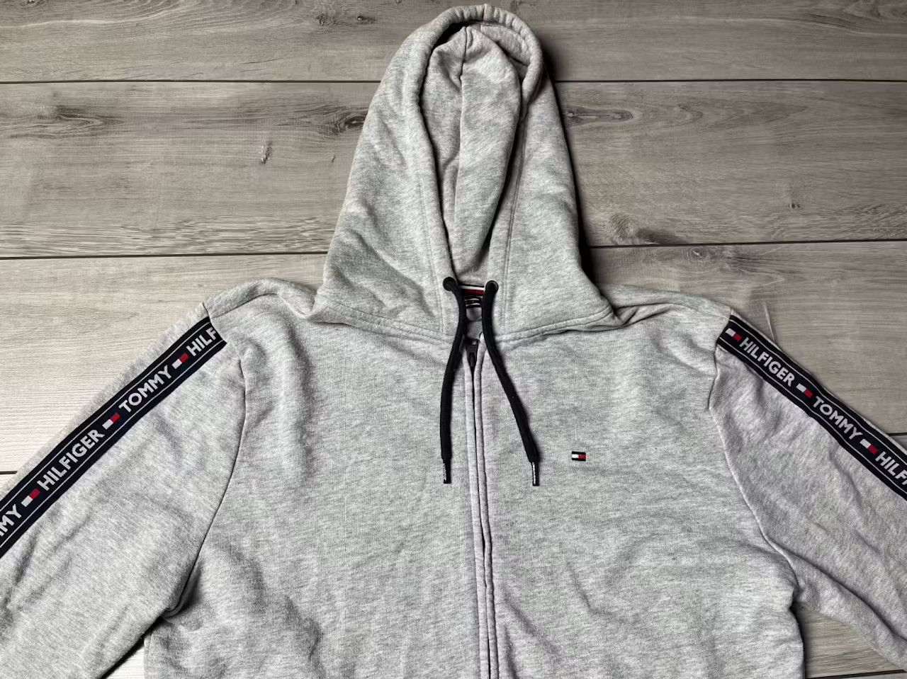 Tommy Hilfiger Tommy Hilfiger zip hoodie logo sleeves size Large Size US L / EU 52-54 / 3 - 3 Thumbnail