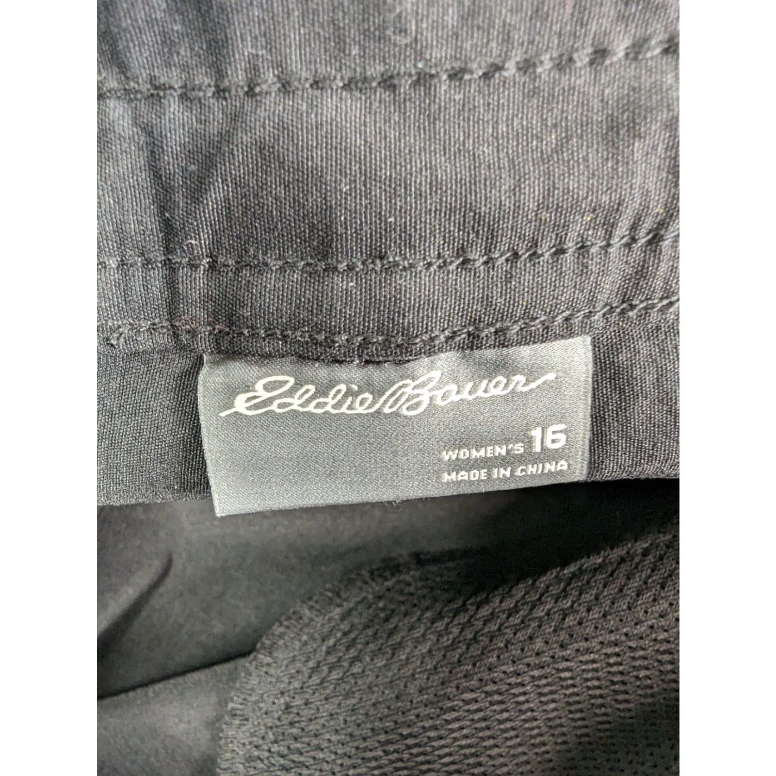 Eddie Bauer Eddie Bauer Shorts Women's 16 Black Cargo Summer Trail Stretch Size 38" / US 16 / IT 52 - 7 Thumbnail