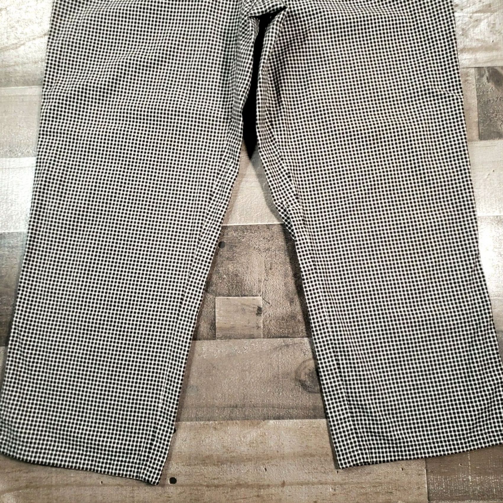 Liz Claiborne Liz Claiborne Pants Capri Black Check Zip Closure Straight Rise Mid 8 Womens Regular Inseam 23 Negative N/A Size 30" / US 8 / IT 44 - 5 Thumbnail