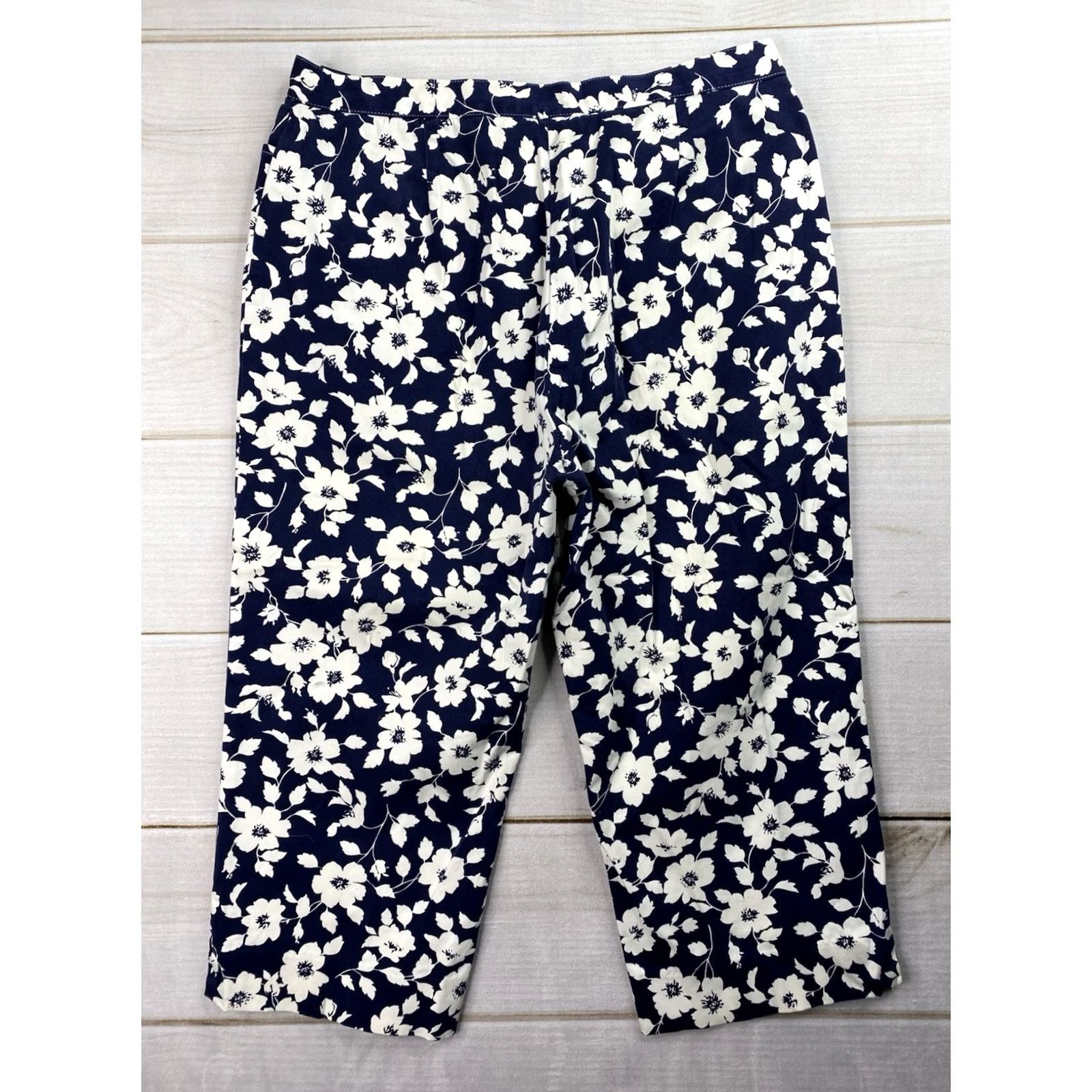 Jones New York VINTAGE Jones New York Crop Pants Sz 12 Blue White Floral Boho Stretch Capri Hawaiian Girls Size 34" / US 12 / IT 48 - 7 Thumbnail