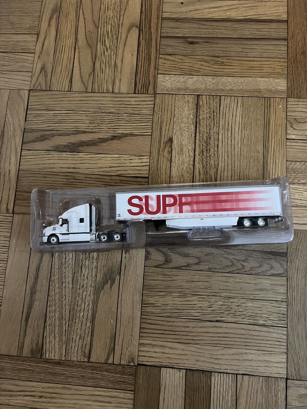 Supreme NEW SUPREME x FIRST GEAR SEMI TRUCK METAL - WHITE / RED 2024 Size ONE SIZE - 1 Thumbnail