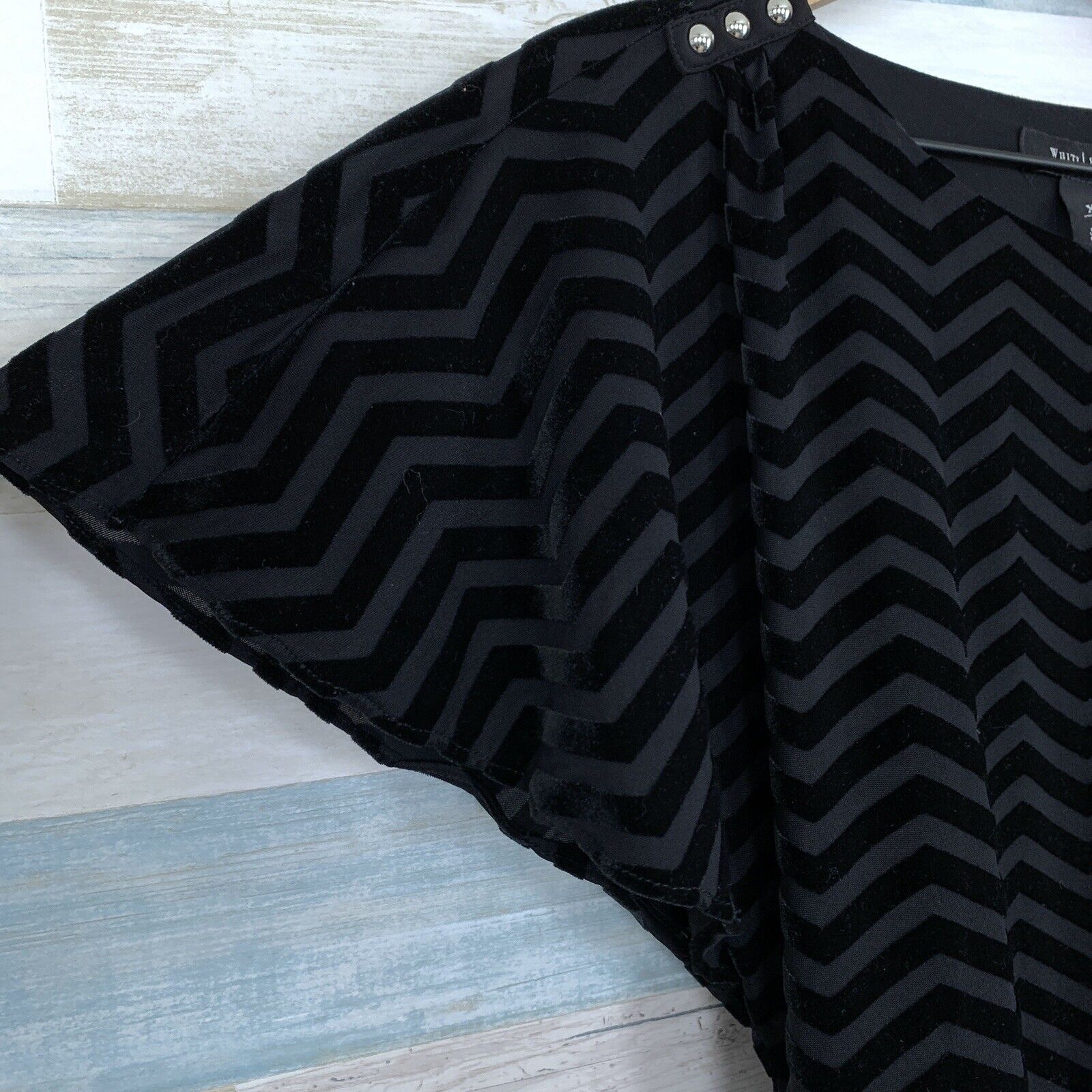 White House Black Market White House Black Market Velvet Chevron Blouse Black XXS Size XXS / US 00 / IT 34 - 3 Thumbnail