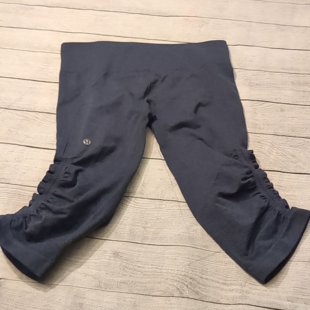 Lululemon Lululemon blue flow crop leggings size 6 Size 28" / US 6 / IT 42 - 3 Thumbnail