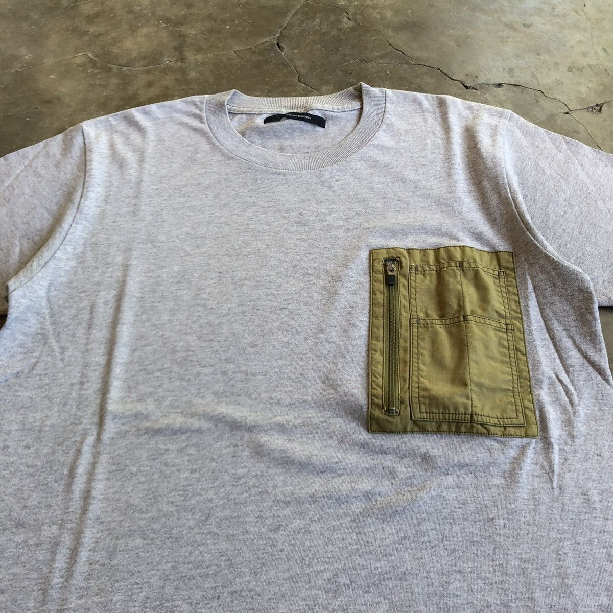 URBAN RESEARCH DOORS 🇯🇵2000s Urban Research Doors Big Pocket With Zipper Tee Grey Size US M / EU 48-50 / 2 - 3 Thumbnail