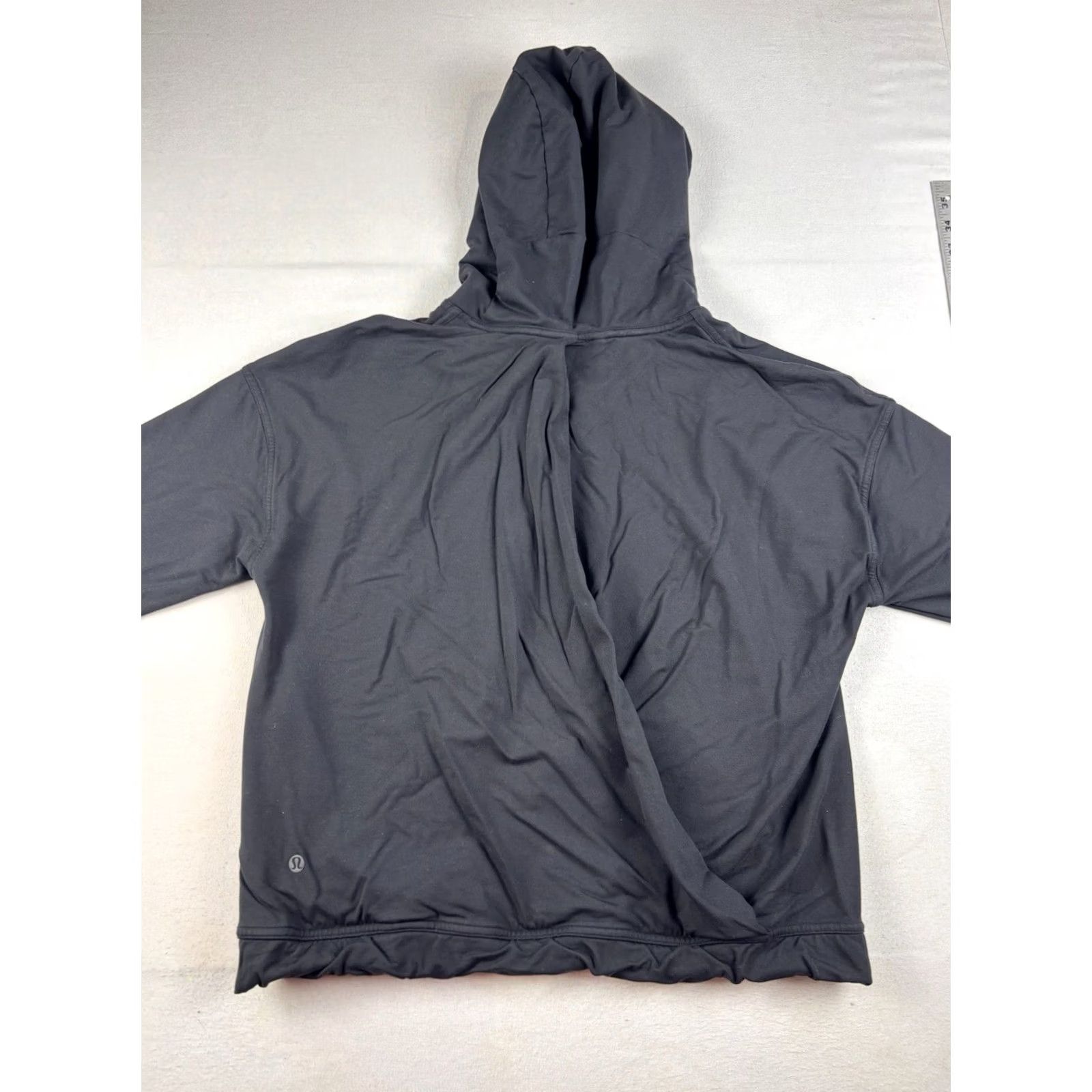 Lululemon LULULEMON Sweatshirt Women’s 10 Black Twisted & Tucked Pullover Hoodie Open Back Sweatshirt Open Back Size L / US 10 / IT 46 - 4 Thumbnail