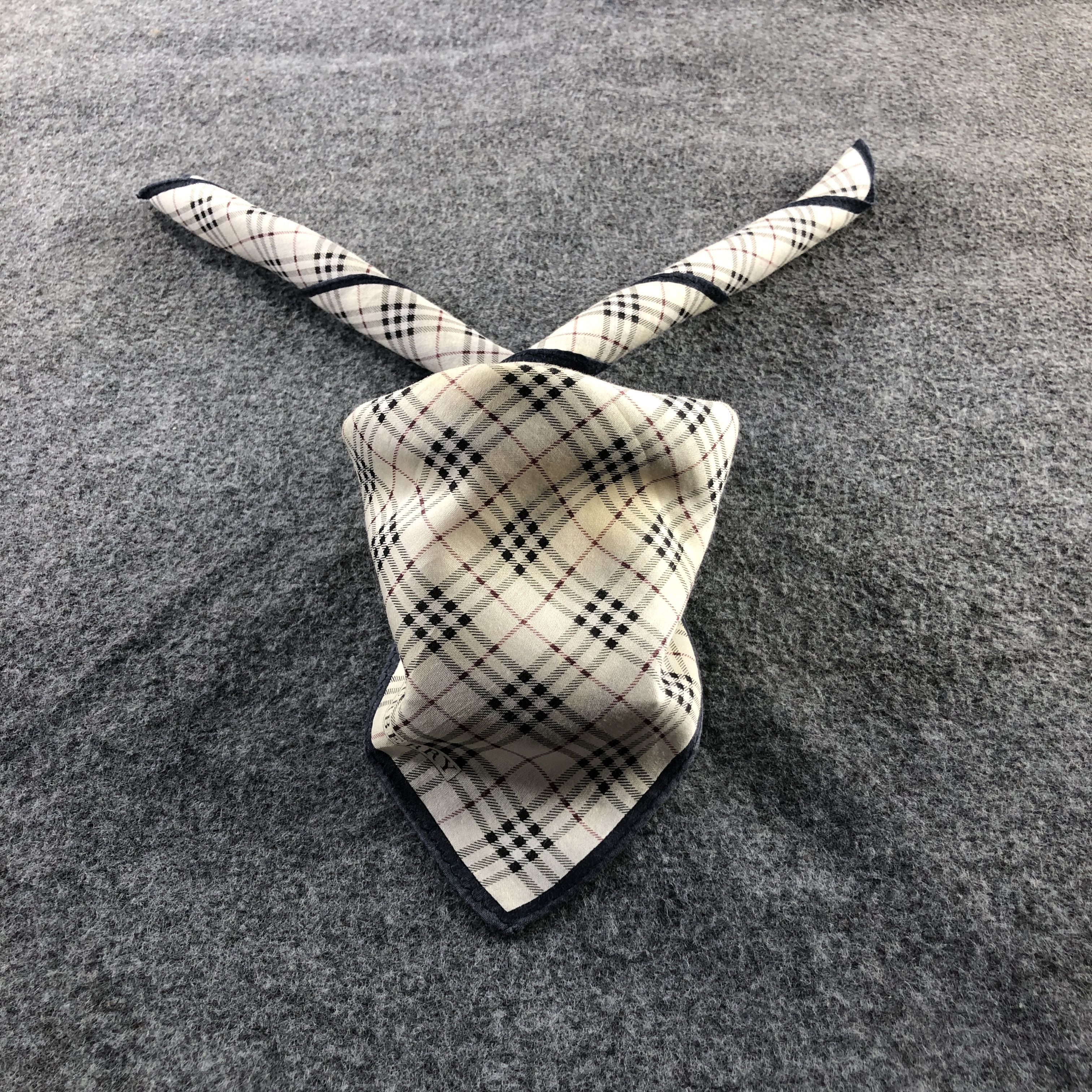 Burberry Burberry Flower Handkerchief Neckerchief Bandana H2515 Size ONE SIZE - 1 Thumbnail