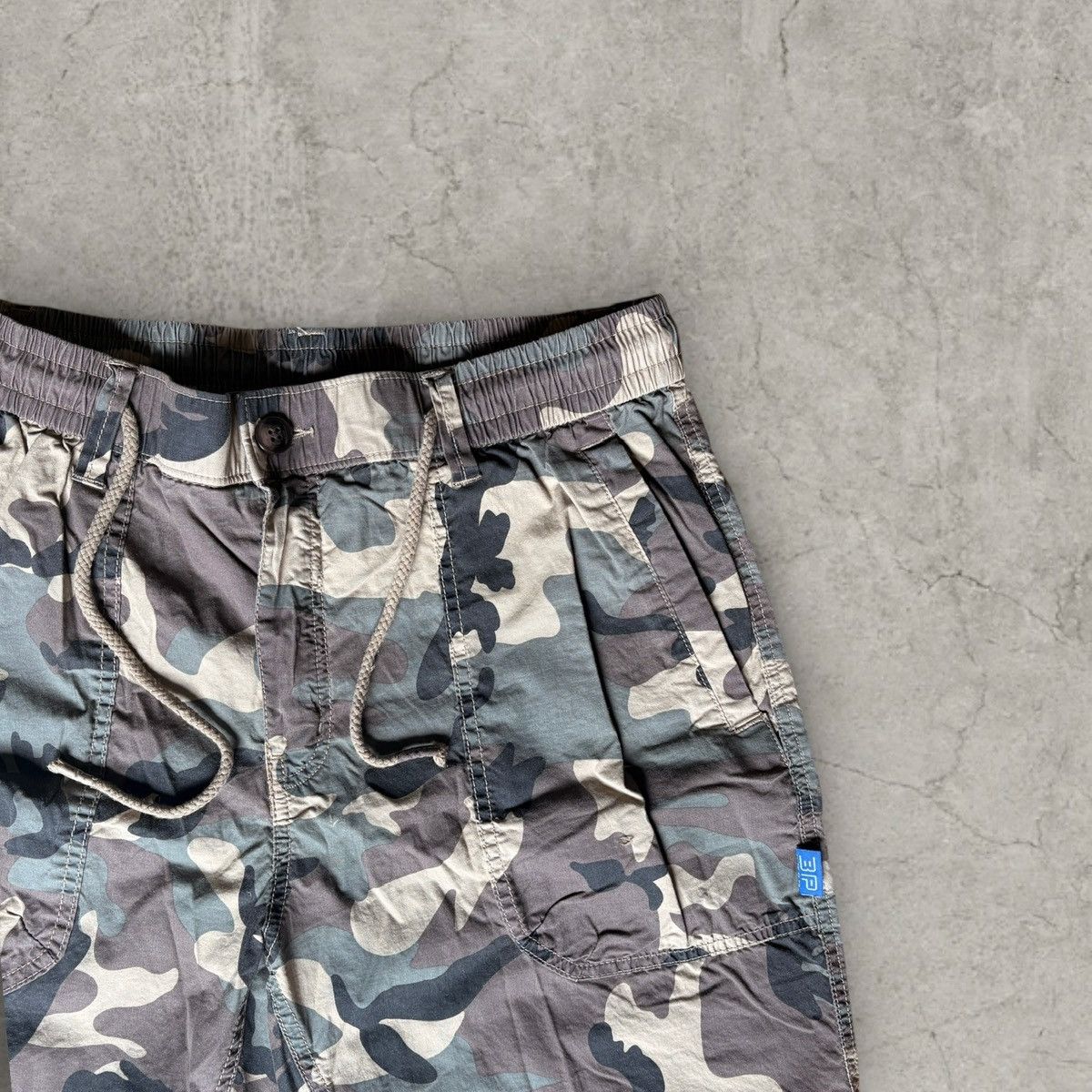 Japanese Brand Wide leg Japanese style utility shorts in grey camo. Size M Size US 32 / EU 48 - 3 Thumbnail
