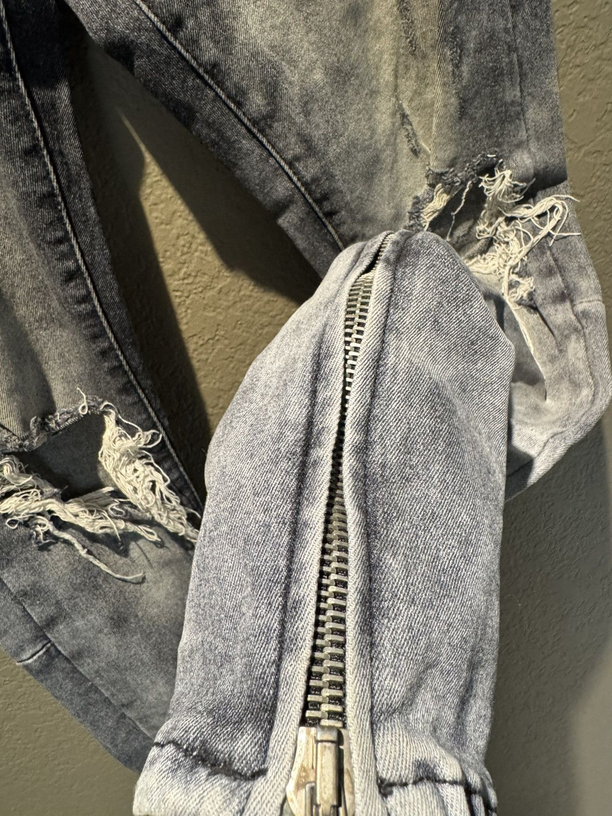 Crysp Denim Grey Distressed Zipper Skinny Crysp Denim Skinny Jeans Size US 30 / EU 46 - 9 Thumbnail