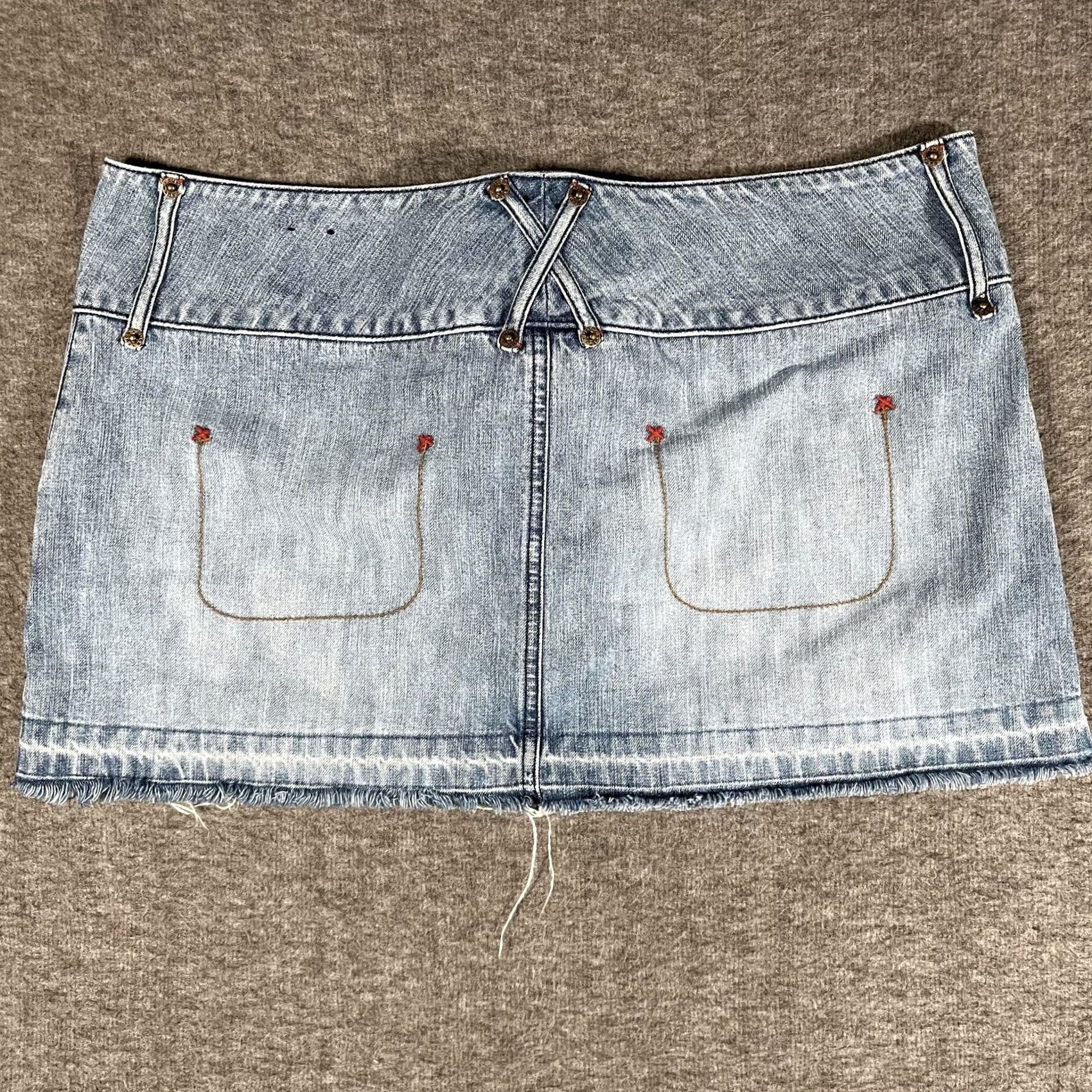 Denime VINTAGE Tyte Blue Denim Mini Skirt 9 Juniors Short With Raw Hem Embroidered Pockets Y2K Summer Womens/Teens Size 30" / US 8 / IT 44 - 2 Thumbnail