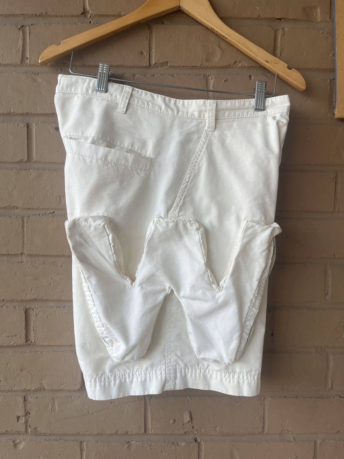 Walter Van Beirendonck SS10 Walter Van Beirendonck Face 3D Cargo Shorts in Cream Size US 32 / EU 48 - 2 Thumbnail