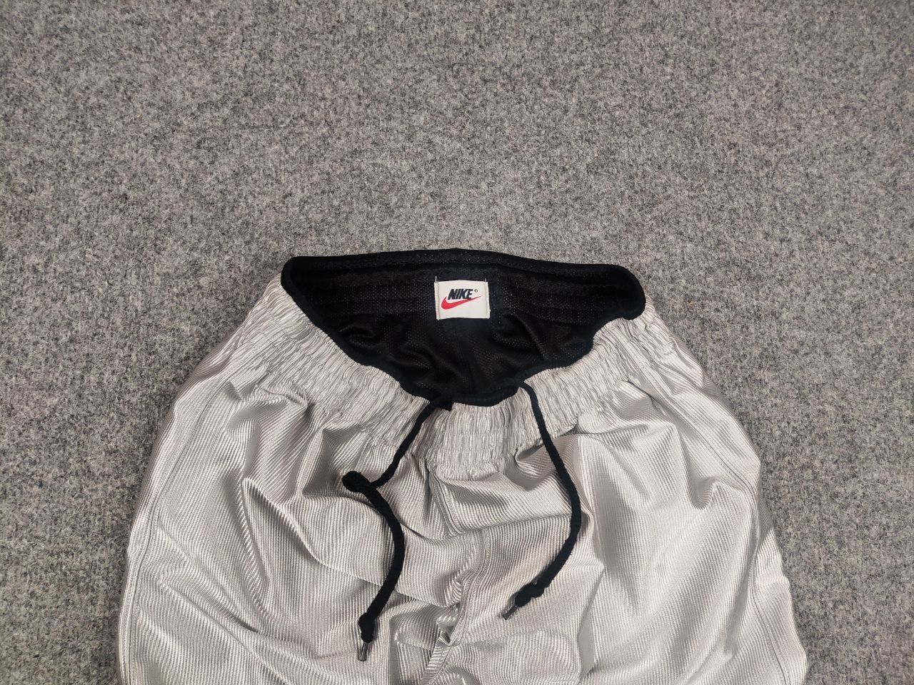 Nike 🔥 Vintage 90's Nike Swoosh reversible Silver Baggy Shorts Size US 34 / EU 50 - 4 Thumbnail
