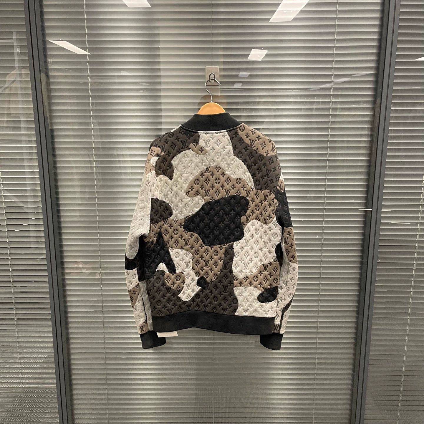 Louis Vuitton LV face print logo jacket M 99 new #10622 Size US M / EU 48-50 / 2 - 2 Thumbnail