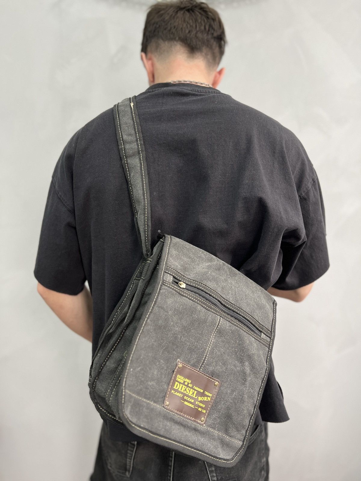 Vintage Y2K Canas Messenger Sling Bag Diesel Leather in Grey, Men's