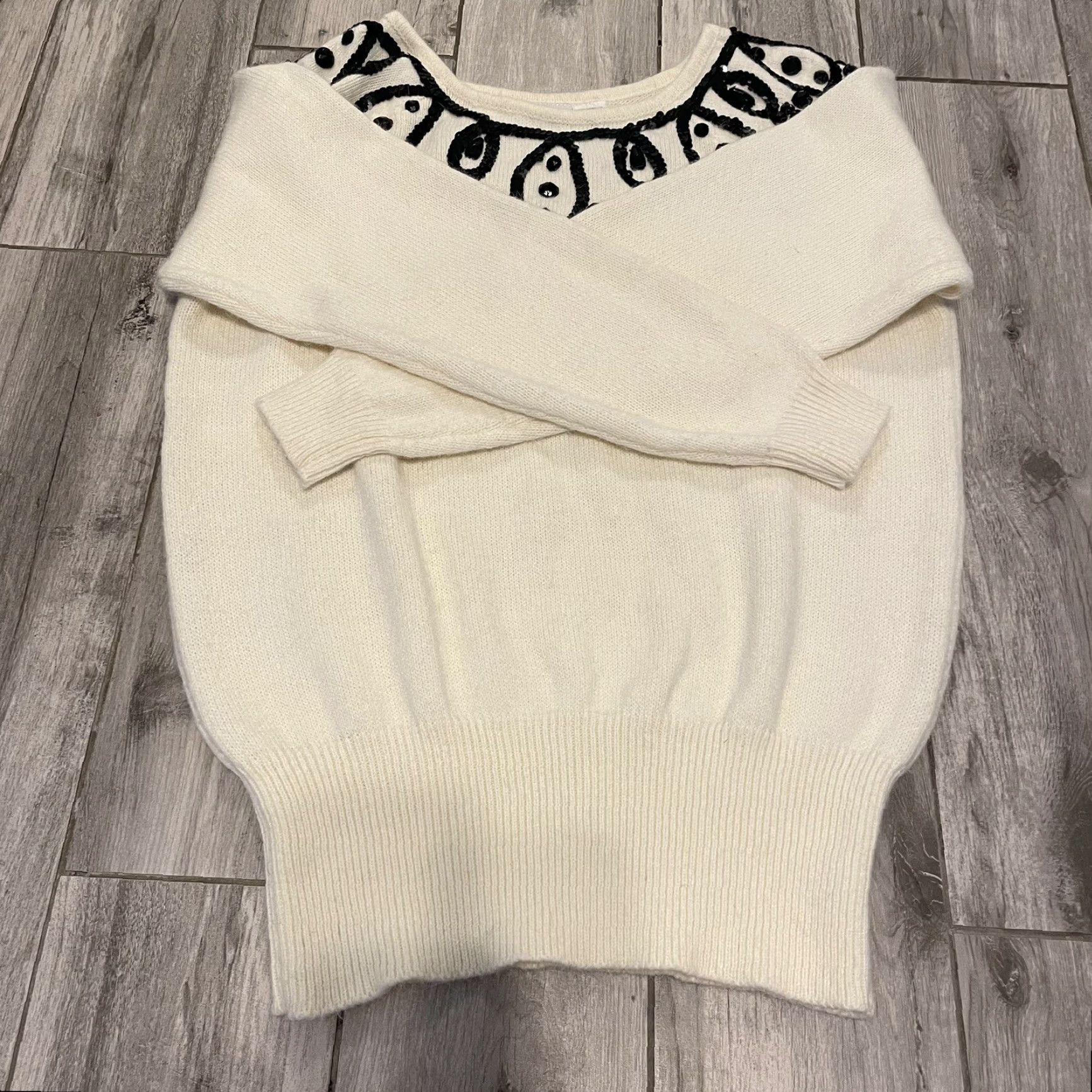 Liz Claiborne VINTAGE Liz Claiborne Sweater Women Small White Angora Beaded Sequins 90s Scoop Neck Dolman Sleeve Pullover Size S / US 4 / IT 40 - 4 Thumbnail