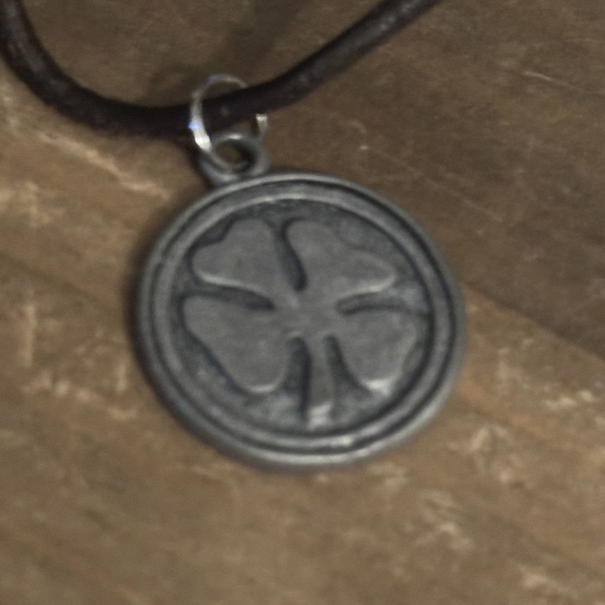 Vintage Vintage 4 leaf clover pendant leather cord necklace Size ONE SIZE - 3 Thumbnail