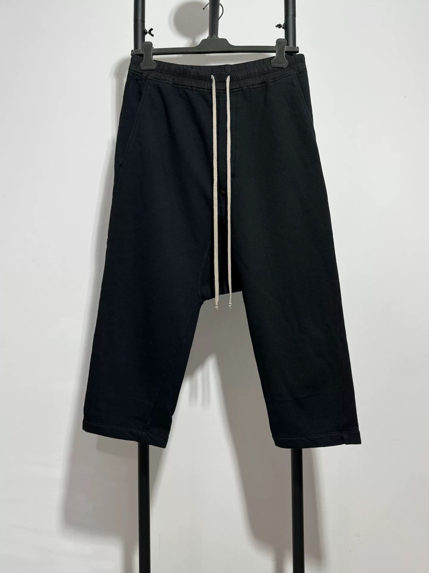 Rick Owens rick owens cropped black sweatpants for men Size US 34 / EU 50 - 1 Thumbnail
