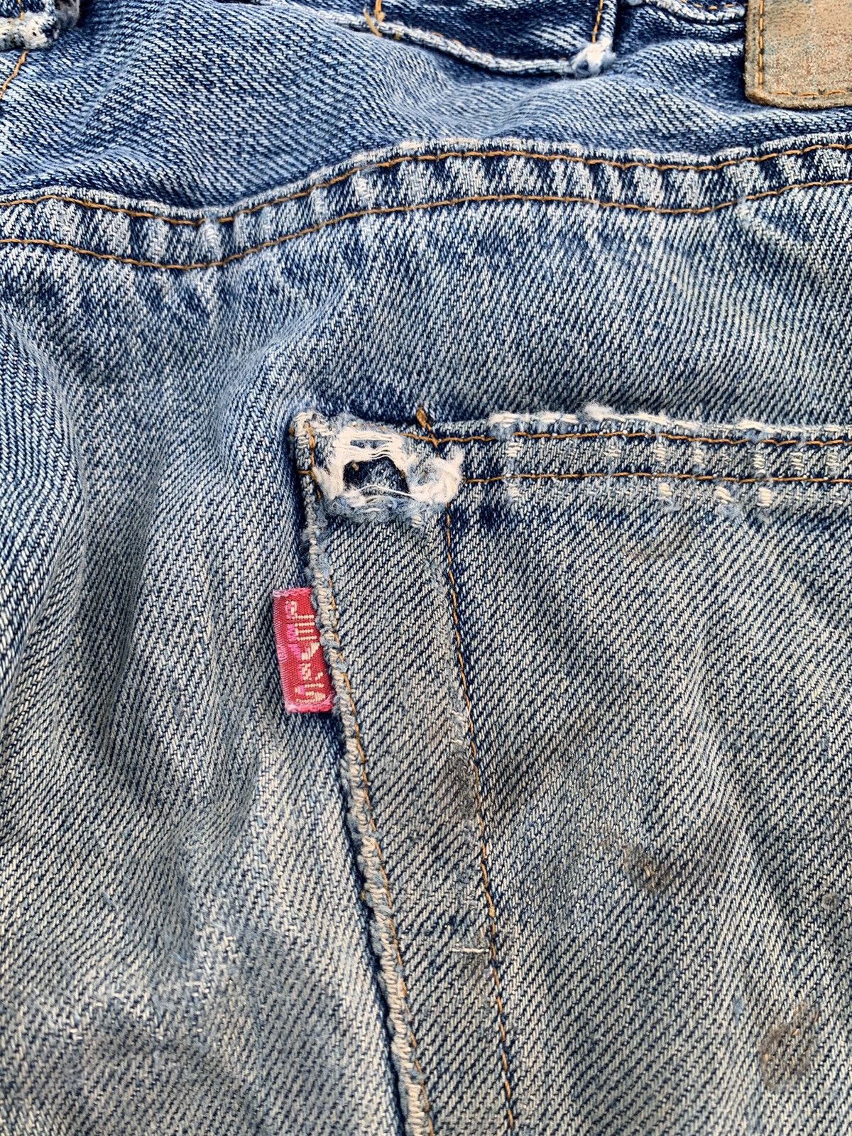 Levi's VINTAGE LEVI’S BIG E SELVEDGE BUCKLE BACK DISTRESSED DENIM Size US 32 / EU 48 - 10 Thumbnail