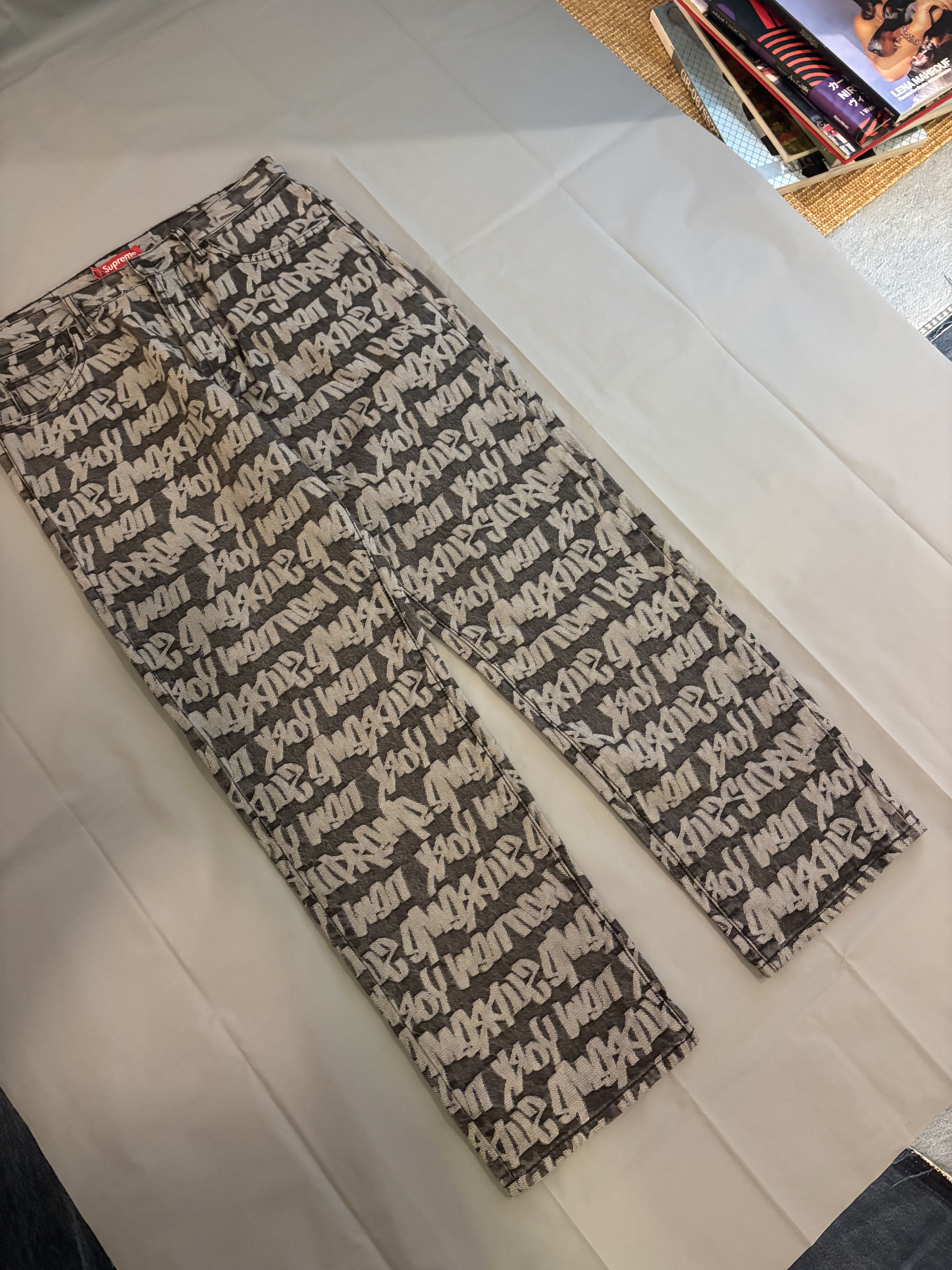 Supreme Jeans Supreme monogramme gris à motifs neuf avec étiquette Size US 34 / EU 50 - 2 Thumbnail