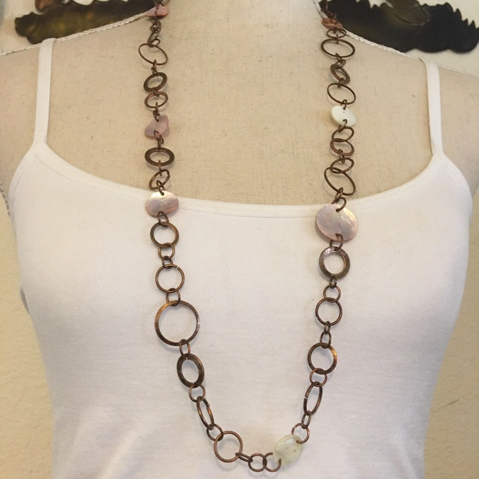 Vintage Vintage copper tone links mother of pearl necklace Size ONE SIZE - 1 Thumbnail