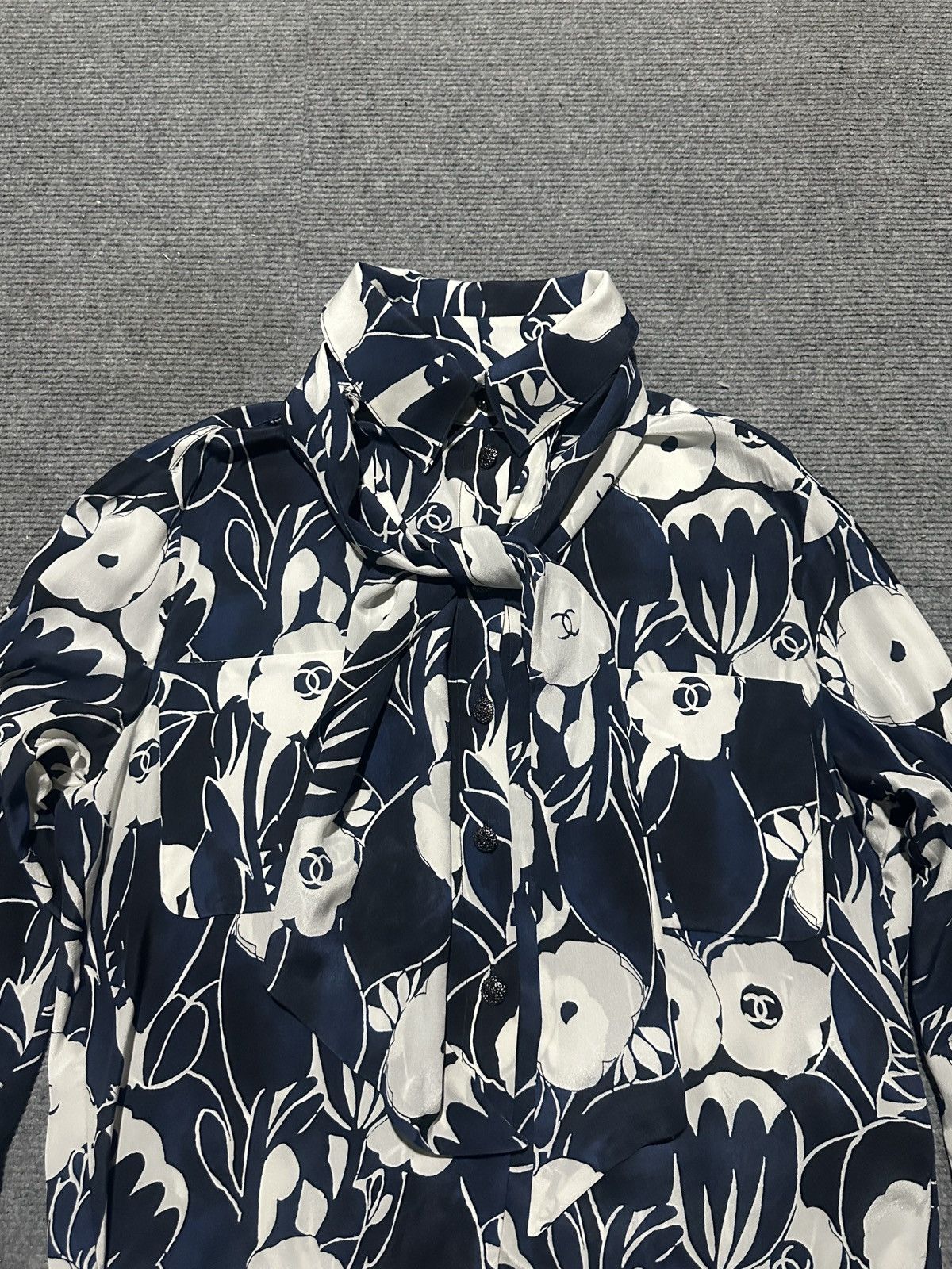 Chanel Chanel - camellia pattern silk blouse Size XS / US 0-2 / IT 36-38 - 2 Thumbnail