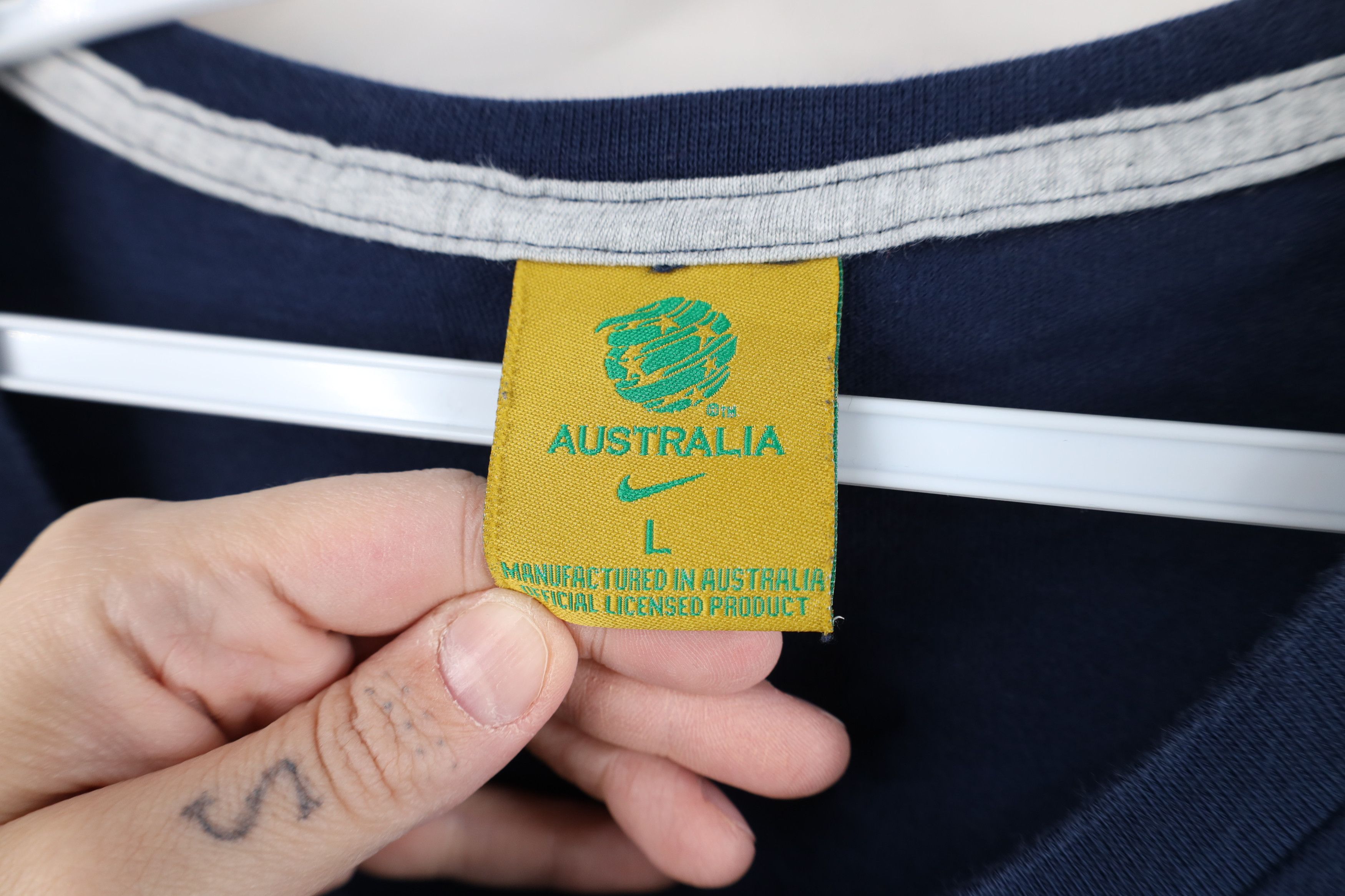 Nike Vintage Nike Swoosh Australia National Team Soccer T-Shirt Size US L / EU 52-54 / 3 - 10 Thumbnail