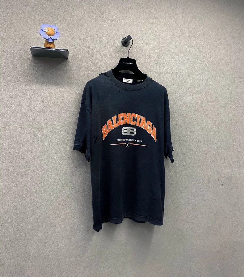 Balenciaga Balenciaga Maison Series BB Letter Logo Printed Cracked Di Size US L / EU 52-54 / 3 - 4 Thumbnail