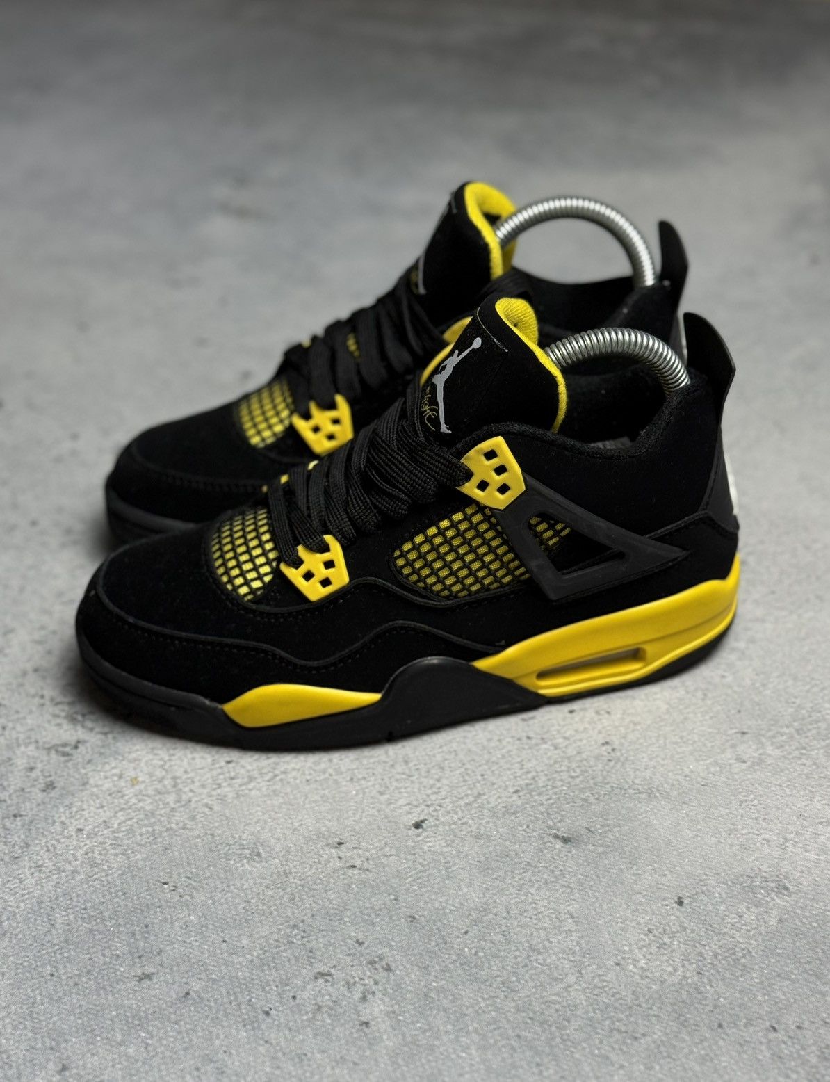 Jordan Brand Nike Air Jordan 4 Retro Thunder Black White Yellow 2023 5,5 Size US 7 / IT 37 - 2 Thumbnail