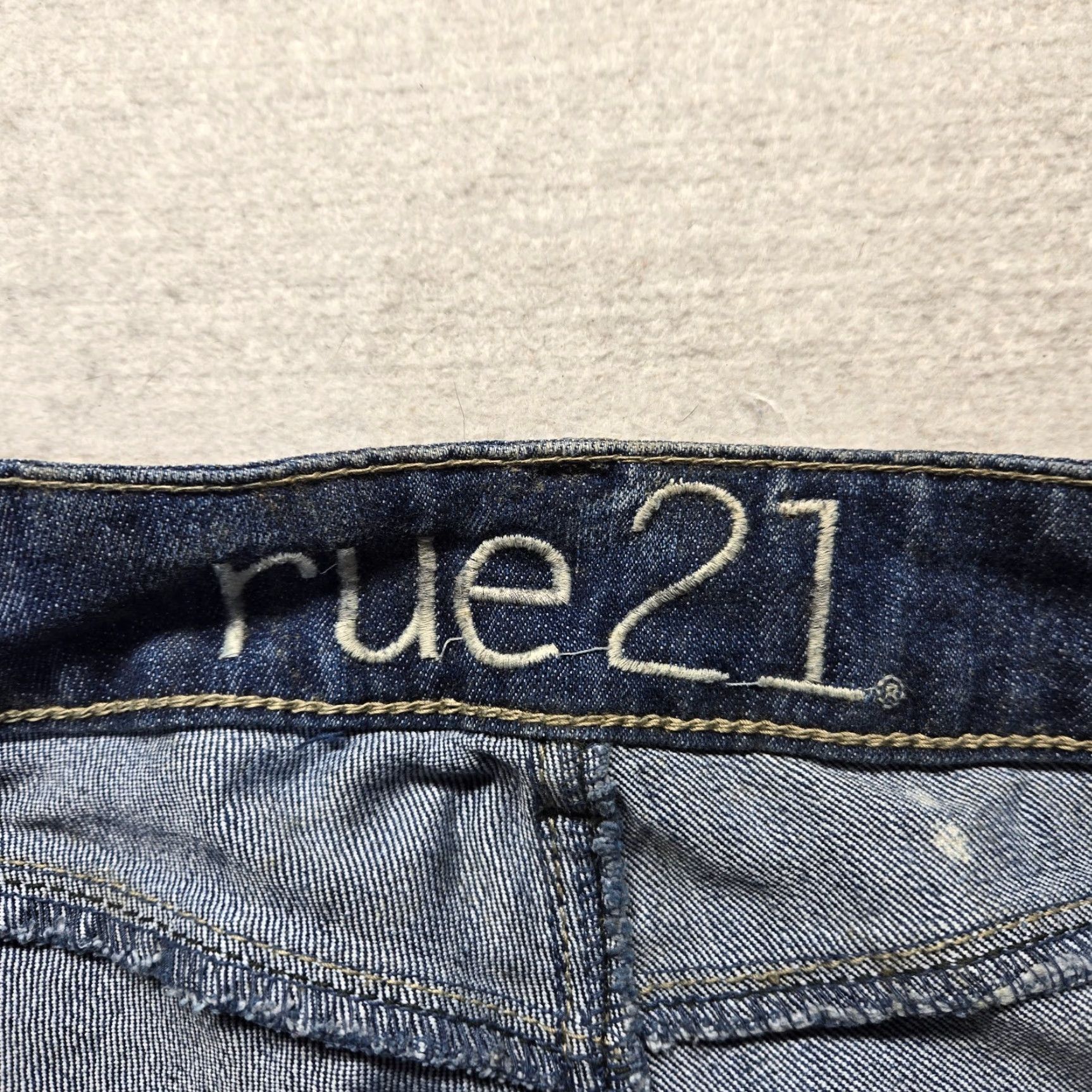 Vintage Rue 21 Jeans Capri Blue Distressed Embroidered Pockets Denim Stretch Button Low Rise Size 6 Women’s Size 28" / US 6 / IT 42 - 3 Thumbnail