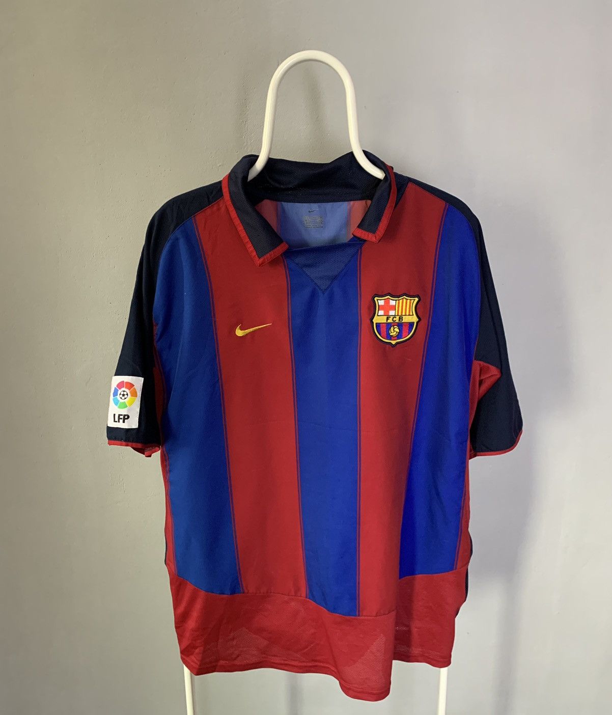 Nike Barcelona 2003-2004 Home Nike Vintage #10 Ronaldinho Size-XL Size US XL / EU 56 / 4 - 1 Thumbnail